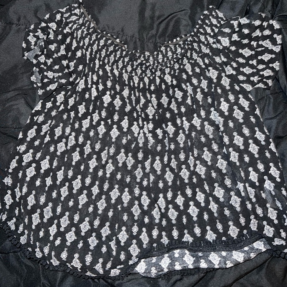 Off the shoulder black flows shirt